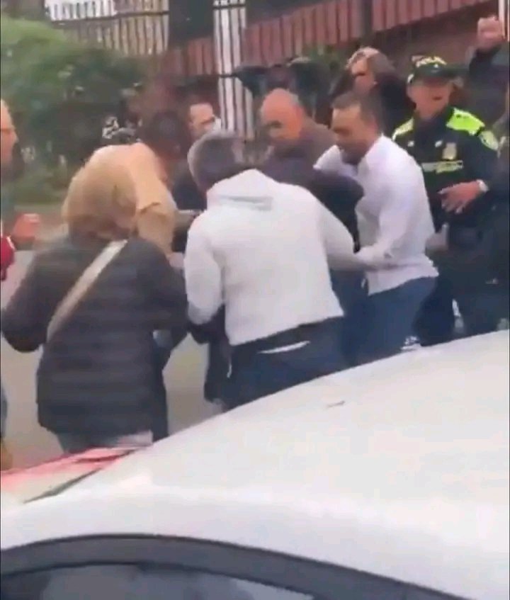 #MONDE : Tentative d'assassinat contre Miguel Uribe, candidat à la présidence colombienne, lors d'un rassemblement. Il a été blessé par balle à la tête.