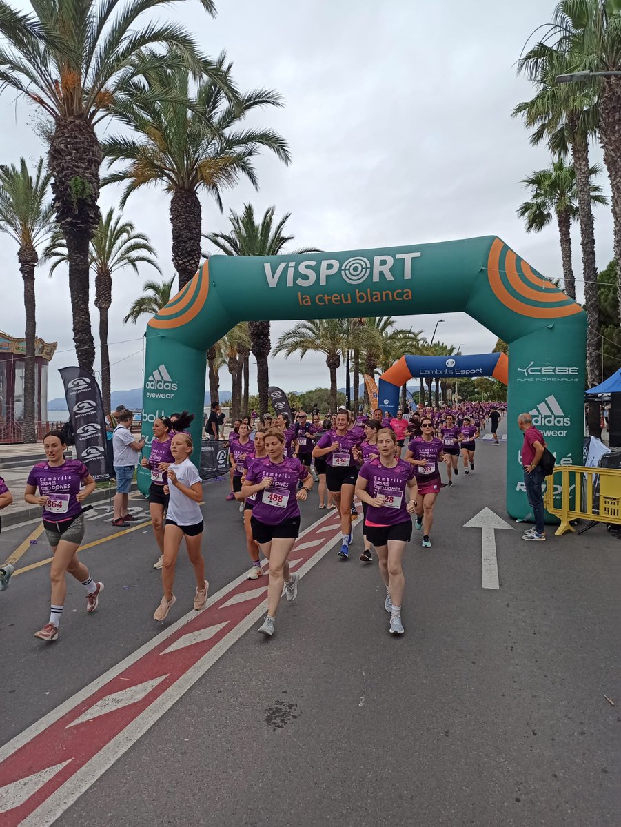 ajcambrils's tweet photo. ESPORTS | 🏃🏽‍♀️Èxit de participació en la Cursa de les Dones de Cambrils que recorre els carrers de la vila.

#Cambrils #CursadelesDones #PelsValents #NomesSiEsSi https://t.co/dOZYTLi2FW