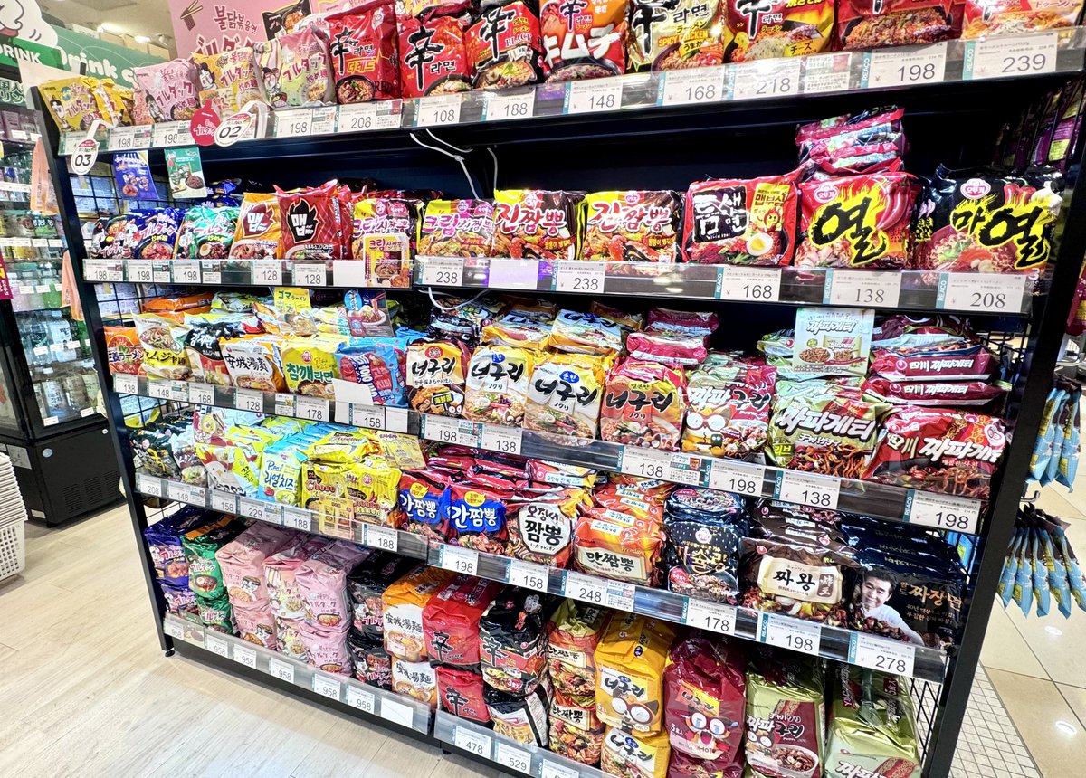 __mirachan__'s tweet photo. うんこ出るDeep Water、有楽町ルミネのREACO(韓国商品専門ショップ)にあった💩

韓国コンビニで売ってる自分で作るタイプのパウチドリンクや、お菓子ラーメンコスメ系も売ってた！
今月末までのポップアップストアらしい https://t.co/eTAzA32jCW