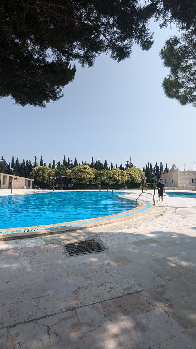 Bei fast 40 °C im Schatten – es ist noch nicht einmal Hochsommer in Syrien – ist dieses Freibad in einem ezidischen Dorf bei Amûde eine willkommene Abkühlung!