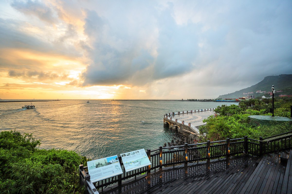 Greet the sea at #Sizihwan🌊
Here, the water mirrors the afterglow of the setting sun.
The sound of waves whispers stories from our century-old port city. It is Kaohsiung’s most peaceful place, perfect for enjoying sunsets.
On #WorldOceansDay, spend some quiet moments by the sea!
