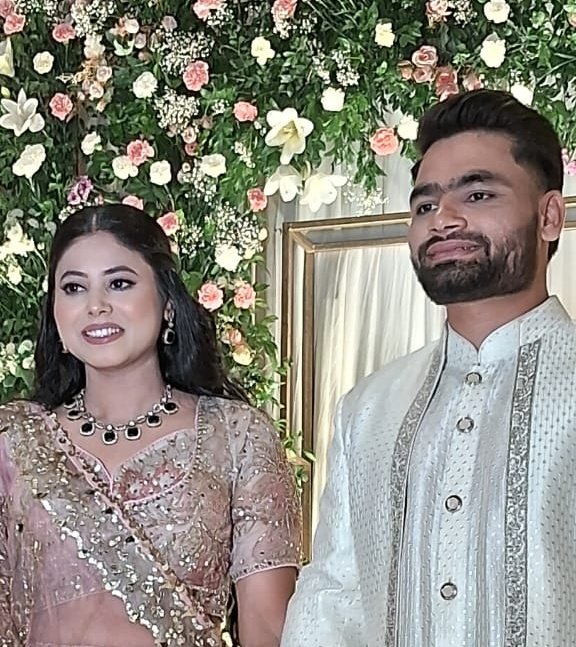 पोछा मारने की नौकरी से लेकर सांसद से शादी करने का सफर, क्रिकेट के मैदान पर रिंकू सिंह ने जो हासिल किया उसे देखकर वह कहावत सही साबित होती है कि 'खुदी को कर बुलंद इतना कि खुदा खुद बंदे से पूछे बता तेरी रजा क्या है'  रिंकू सिंह और प्रिया सरोज को सगाई की बहुत-बहुत बधाई #rinkusingh