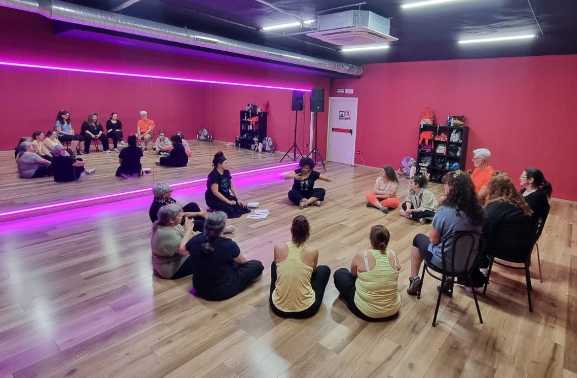 CNSEinfo's tweet photo. 🎶✨Ayer, en el taller de música y signodanza, aprendimos, nos divertimos y bailamos sin parar. ¡Y todo ello en lengua de signos!  

🙌 Gracias @ARYMUX por hacer de esta jornada una experiencia accesible e inolvidable.

👐🎼 Una iniciativa del proyecto europeo #DEMOO (Deaf Enjoy Music and Overcome Obstacles) financiado por el programa @EUErasmusPlus.

#CNSE #MúsicaInclusiva #Accesibilidad #LenguaDeSignos #ComunidadSorda #SignoDanza