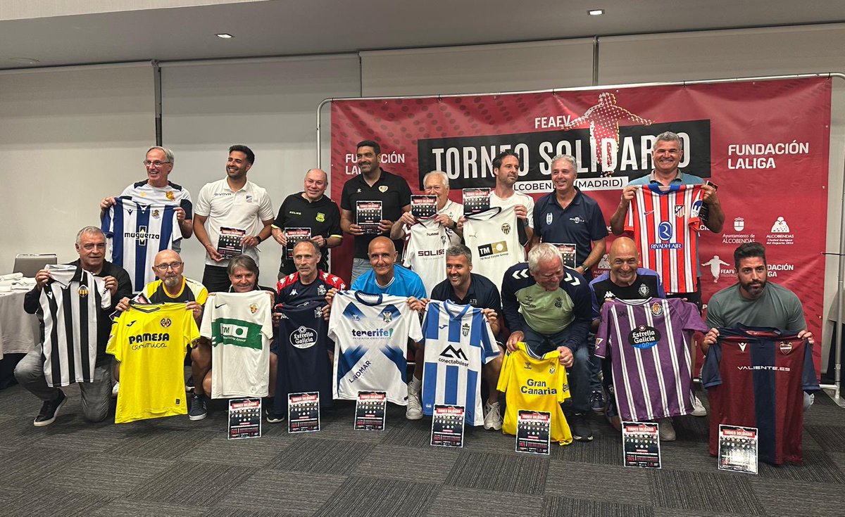 CDTFundacion's tweet photo. ⚪🔵 El equipo de veteranos del @CDTOficial (@AntiguosCdt) concluye el #TorneoSolidarioFEAFV con una cena de clausura junto a todos los equipos 🙌🏻

💪🏻 Los #blanquiazules llegaron a las semifinales del torneo, realizando una gran cita en Madrid 👏🏻

@FundacionLaLiga @FEAFV https://t.co/AKfv15uC5d