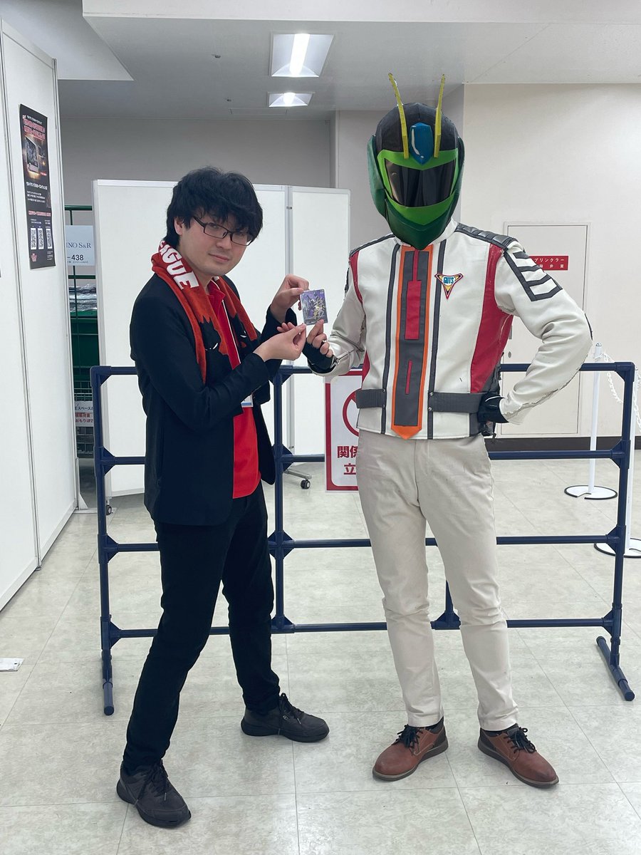 迎隊長とツーショット撮りました
友達に見せたら「知らない人が見たらお前の方が公式の人だと思いそう」と言われました😁
 #ウルトラマンカードゲーム