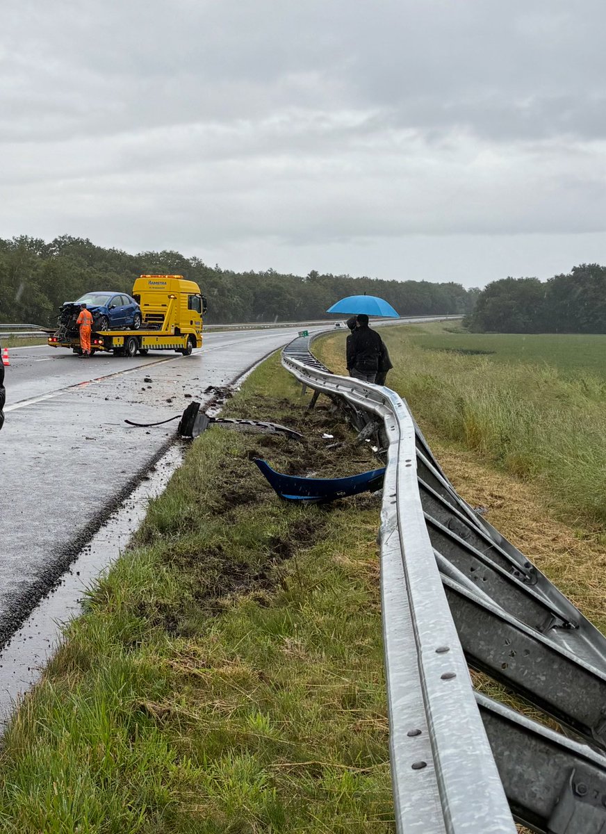 Op de A28 bij #Vries in de richting van #Assen is vanochtend een #ongeval gebeurd. Hierbij waren 2 auto’s betrokken, een van de auto’s heeft daarbij de vangrail geraakt. Op dit moment wordt de vangrail gerepareerd. Tot 12:30 is de rechter rijstrook dicht ❌ <a href="/RWSverkeersinfo/">Rijkswaterstaat Verkeersinformatie</a>
