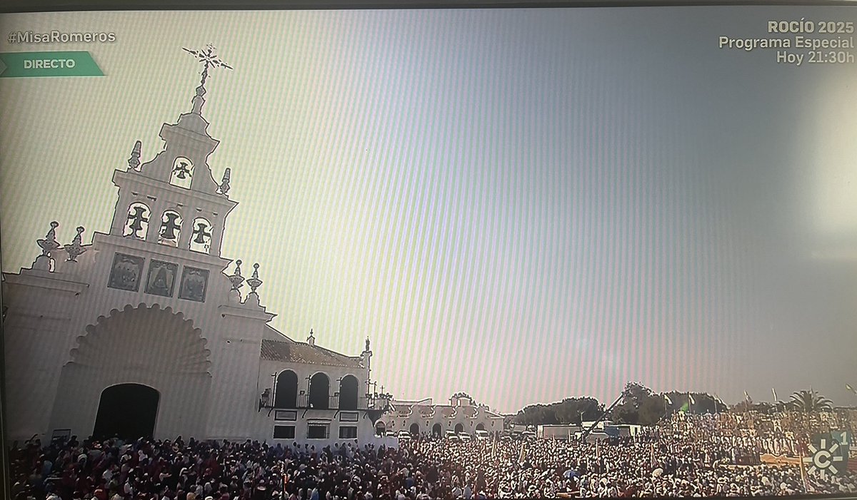 Mencarisa_'s tweet photo. @canalsur con lo nuestro. Tradición y cultura. #TvComprometida #CercaníaYValores #MisaRomeros #Rocio2025Csur "Y es tan fuerte nuestro amor a La Virgen , eso no puede explicarse y está desde que has nacido" Cantan los Romeros a esta hora. https://t.co/vQ3h1qmwQq