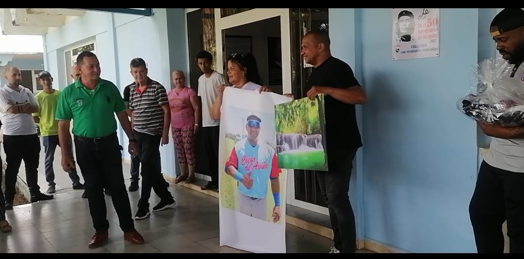 EmpresaCepil's tweet photo. #HonrarHonra, reciben a Frederick Cepeda, capitán del equipo de béisbol de #CiegodeÁvila y otros integrantes, los trabajadores de #Cepil. Realizó recorrido por la entidad e intercambio con los trabajadores.
#CubaEsDeporte
#IndustriasCuba https://t.co/n9bs4IEq5a