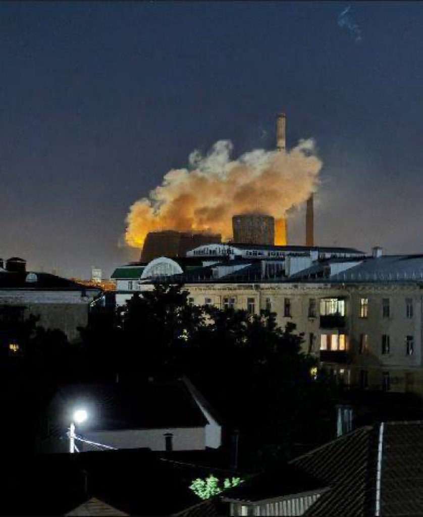 visegrad24's tweet photo. BREAKING:

Ukrainian drones have struck the Azot factory in Novomoskovsk in the Tula region

It’s one of Russia's largest producers of nitrogen fertilizers &amp; produces chemicals used by the Russian Army in its explosives &amp; artillery shells

A large fire has broken out at the scene https://t.co/lXLh57EQa9