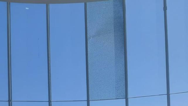 ranoren2404's tweet photo. שוב אלימות בחברה הישראלית.
והפעם, חלון בית המשפט העליון נופץ במהלך הפגנה.
אלימות היא לא מחאה, והיא אף פעם לא פתרון.
אם לא נלמד את ילדינו מגיל צעיר איך ליישב סכסוכים בדיבור ובהקשבה - זה ימשיך לבעור לנו ברחובות.
הכול מתחיל בחינוך. https://t.co/qBO9dyRkmo
