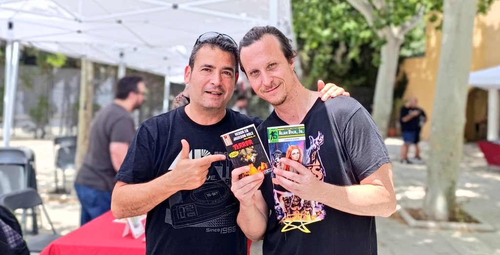 Genial la <a href="/cinecutre/">Cinecutre / CutreCon / SalaZeta</a> de Barcelona! Estupenda jornada entre libros, colegas y pelis chungas-buenas. El año que viene espero poder ir a veros a Madrid 😍
