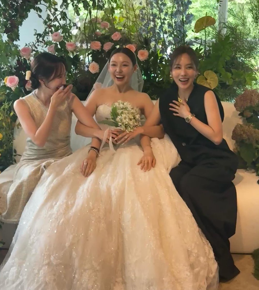 kchartsmaster's tweet image. miss A’s Fei, Jia and Min reunite at Min’s wedding.