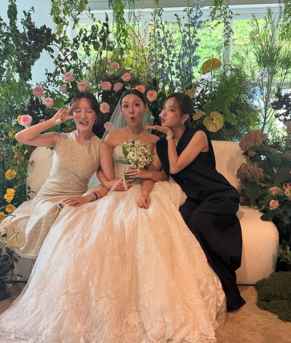 kchartsmaster's tweet image. miss A’s Fei, Jia and Min reunite at Min’s wedding.