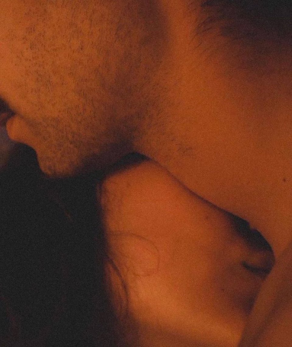 wanderingsag's tweet photo. His neck, ten kisses long https://t.co/WAfjiKCLiu