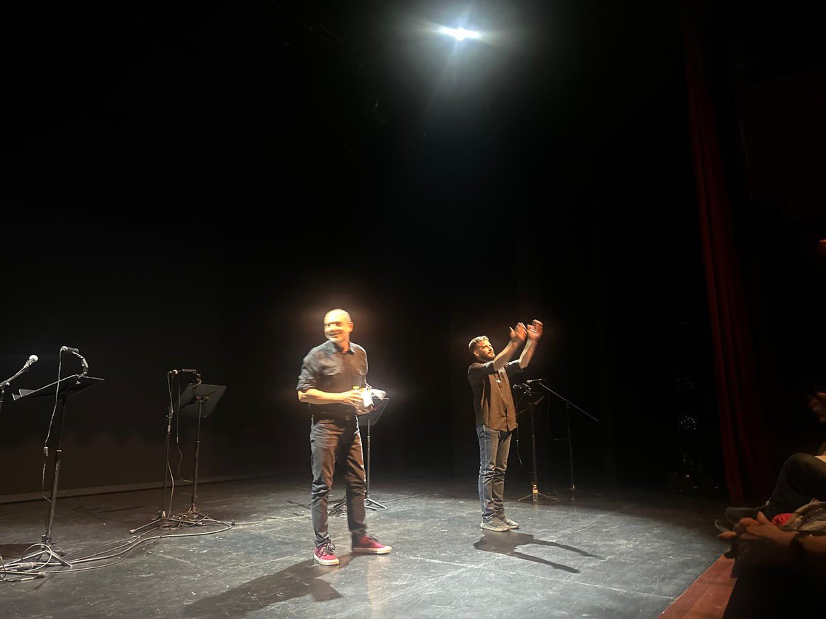 Pablo Bujalance (@pbujalance) on Twitter photo Ayer celebramos las lecturas dramatizadas del <a href="/TallerMundos/">Taller de Mundos Posibles</a> en un <a href="/TeatroEchegaray/">Teatro Echegaray</a> lleno hasta los topes, con un elenco de más de treinta intérpretes para las obras de nuestros siete autores. Servirles de puente es mi mayor alegría artística. Gracias, gracias. Ayer celebramos las lecturas dramatizadas del <a href="/TallerMundos/">Taller de Mundos Posibles</a> en un <a href="/TeatroEchegaray/">Teatro Echegaray</a> lleno hasta los topes, con un elenco de más de treinta intérpretes para las obras de nuestros siete autores. Servirles de puente es mi mayor alegría artística. Gracias, gracias.