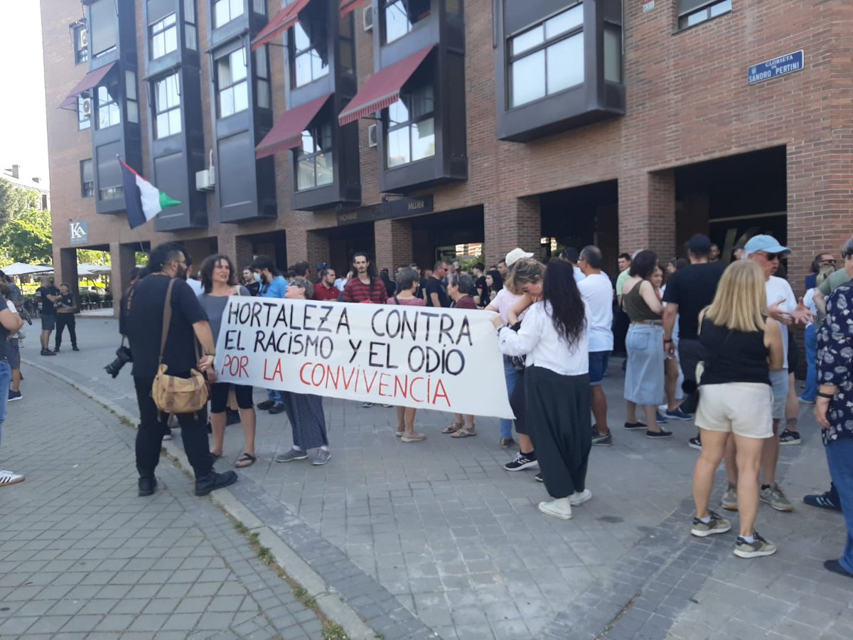 AVLaUnion's tweet photo. En defensa de la infancia y contra los discursos de odio:
Hortaleza solidaria,antirracista, antifascista y feminista
#Hortaleza por la convivencia con vecinas muy cañeras en defensa de los derechos humanos
#antirracistas
#antifascistas #feministasiempre #solidaridadvecinal https://t.co/45HN43S81E
