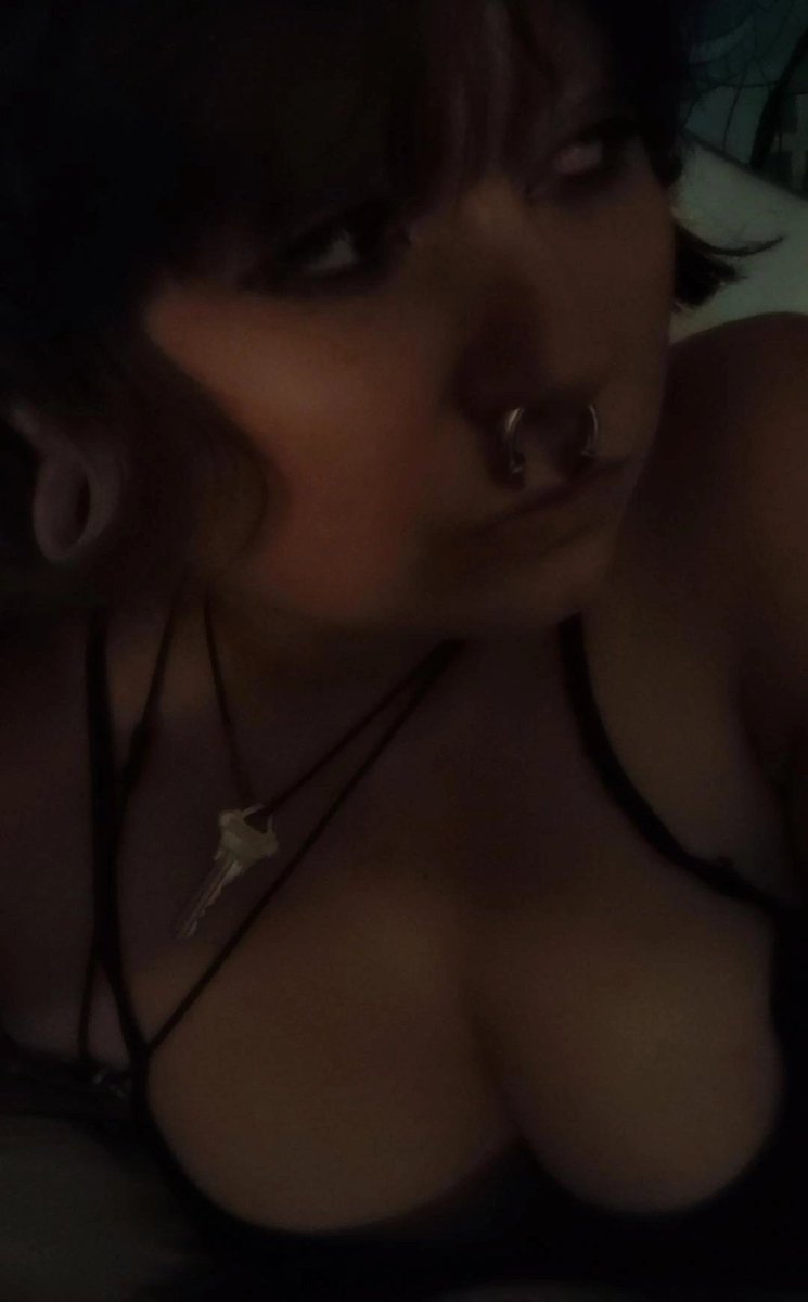 emo__whore's tweet photo. How could you hate someone this hot?? 🤔 https://t.co/qed975Y7vk