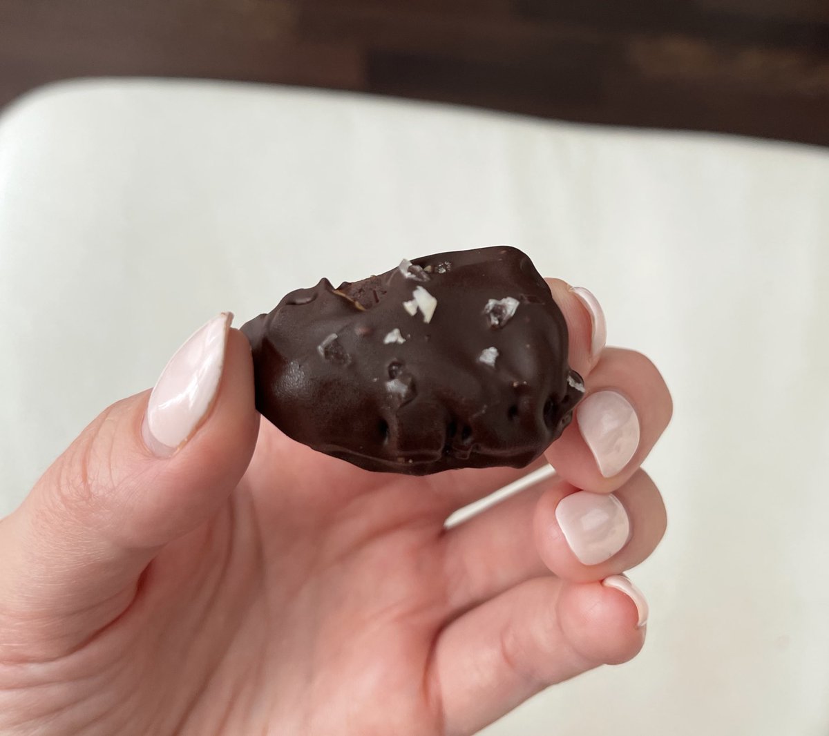 Tämä tässä on parempi snickers 🤩

Jos kiinnostaa niin tarvitset:
Taateleita
Pähkinää (tässä parapähkinää, cashew toimii myös)
Maapähkinävoita (sitä 100% pähkinää)
Tummaa suklaata
Suolaa

Ohje:
Laita maapähkinävoi ja pähkinää taatelin sisälle. Valuta päälle suklaa + lisää suola.