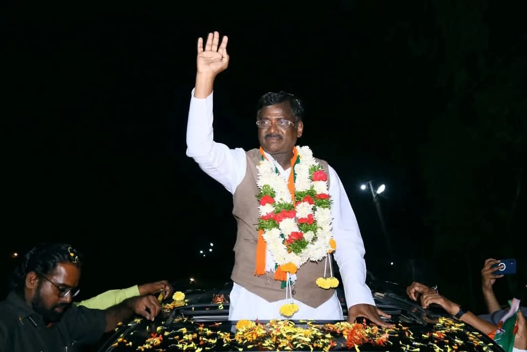 ArabatiRavi's tweet photo. తెలంగాణ మంత్రులుగా బాధ్యతలు స్వీకరింంచిన శ్రీ వివేక్ వెంకటస్వామి గారు,శ్రీ అడ్లూరి లక్ష్మణ్ గారు, శ్రీ వాకిటి శ్రీహరి గారికి 
హృదయపూర్వక శుభాకాంక్షలు..💐
@VivekVenkatswam @INCTelangana https://t.co/07b0sOEyaF