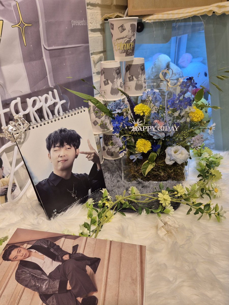 방금 전 생카 다녀옴 일찍 갔는데도 벌써 줄  서서 대기함 결론은 기분 짱 좋았다는..
카페 예쁘게 꾸며졌고 오랜만에 울 찌 팬들봐서 눈물나게 반가웠음(표현은 못 했지만) 의외로 어린팬분들이 많아서 살짝 당황.. 울 찌가 음악 활동 해 주면 다 원카인 만들 수 있을텐데.. 암튼 생카 꼭 다녀 오셔요