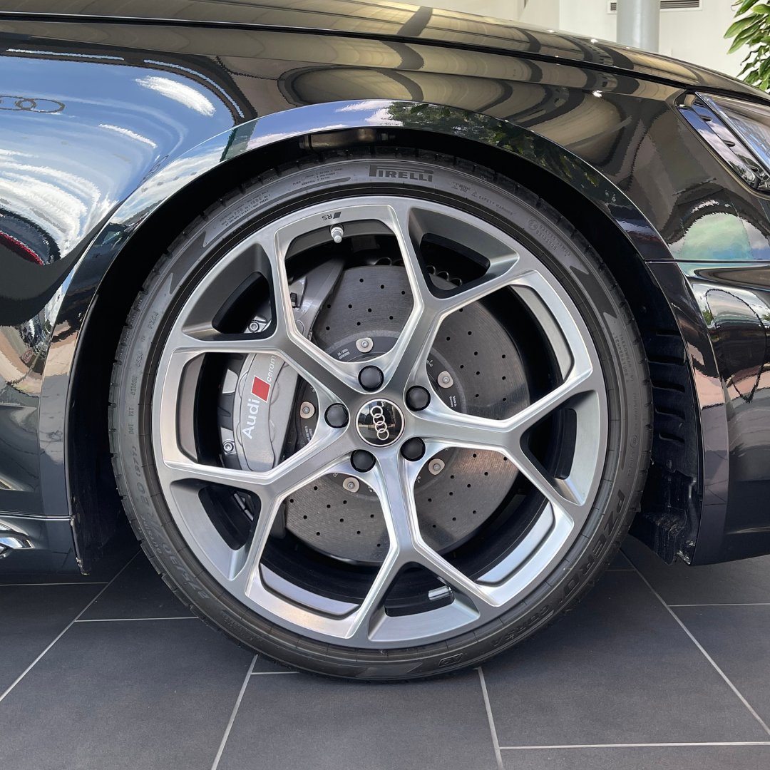 😍The Audi RS4 Avant 25 Year Edition at Crewe Audi!😍

Turn heads wherever you go!

Follow the link for more information: monkeylink.co/dcb741

#swansway #cars #audi #audirs4 #rs4