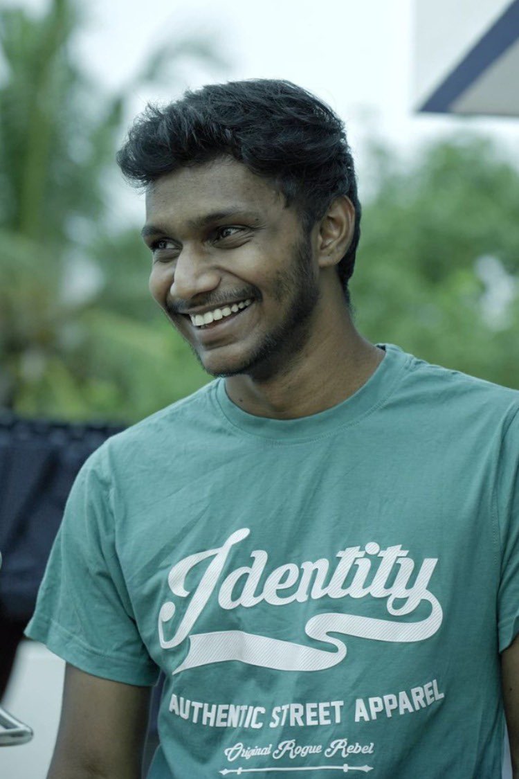 Actor Soori (@sooriofficial) on Twitter photo மாமன் படத்தின் முதல் தாக்கமே, கணேஷ் தொகுத்த முன்னோட்டக் காணொளியிலிருந்தே உருவானது. உணர்வுகளோடும் கதையோட்டத்தோடும் இணைந்து ஓடிய அந்த டிரெய்லர், அனைவரது மனங்களையும் தொட்டது. அது மனதையும் கண்களையும் ஒரே நேரத்தில் உருக்கியது.
உணர்வுகளை வெட்டுவது அல்ல; அவற்றை நுணுக்கமாக இணைத்து, மாமன் படத்தின் முதல் தாக்கமே, கணேஷ் தொகுத்த முன்னோட்டக் காணொளியிலிருந்தே உருவானது. உணர்வுகளோடும் கதையோட்டத்தோடும் இணைந்து ஓடிய அந்த டிரெய்லர், அனைவரது மனங்களையும் தொட்டது. அது மனதையும் கண்களையும் ஒரே நேரத்தில் உருக்கியது.
உணர்வுகளை வெட்டுவது அல்ல; அவற்றை நுணுக்கமாக இணைத்து,