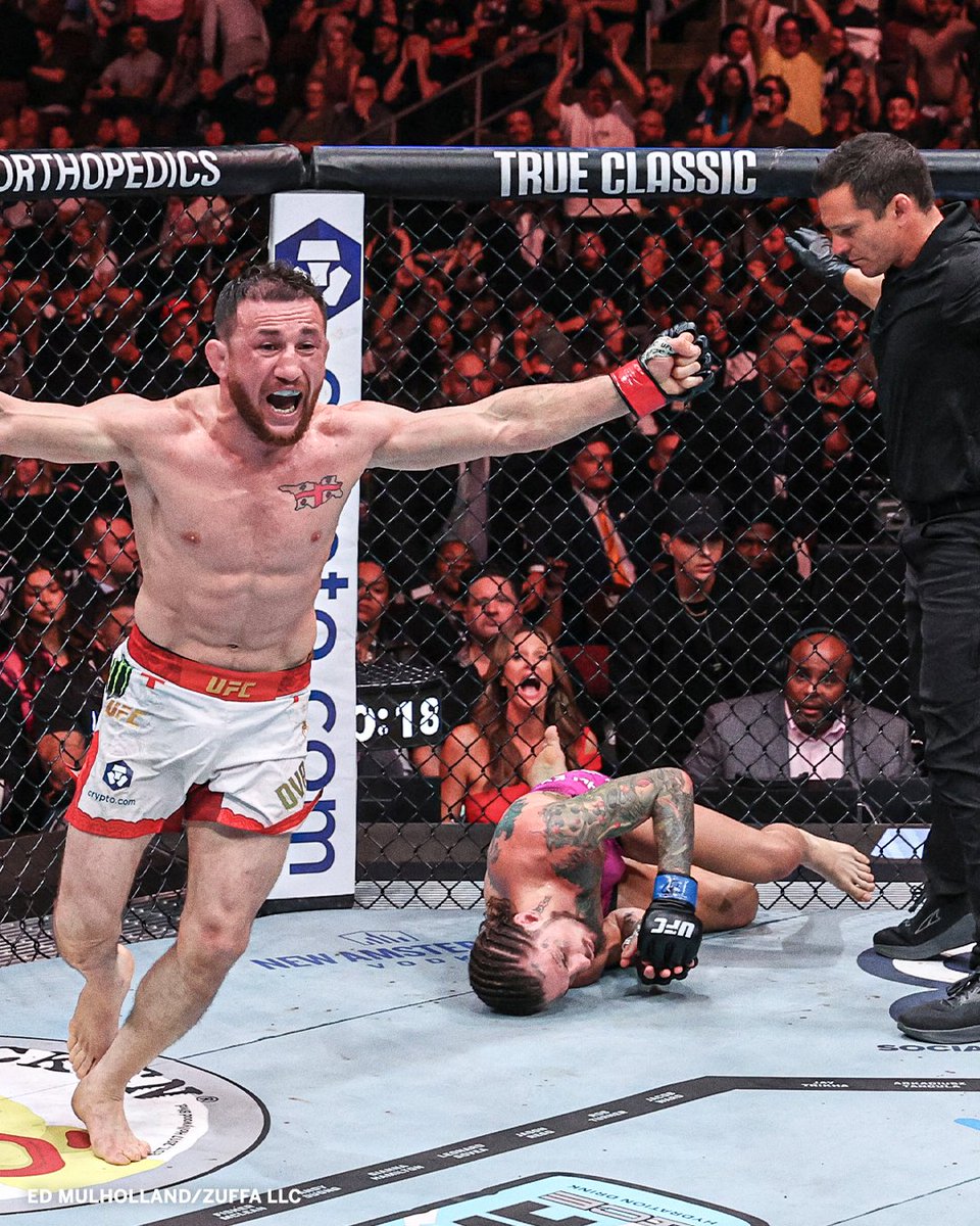 A picture worth a thousand words 😲 🏆 

(📸: Ed Mulholland/Zuffa LLC)