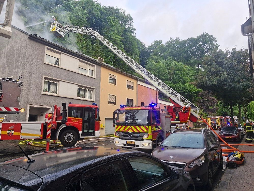 [Feu à Bamertal]

Vers 4h00 le CSU-112 a été informé d'un incendie à Bamertal.

Les pompiers ont été confrontés à un feu de 2 toitures de maisons multifamiliales.

Vers 7h15 le feu était sous contrôle et une propagation a pu être évitée.

Communiqué : gd.lu/dSQdPZ