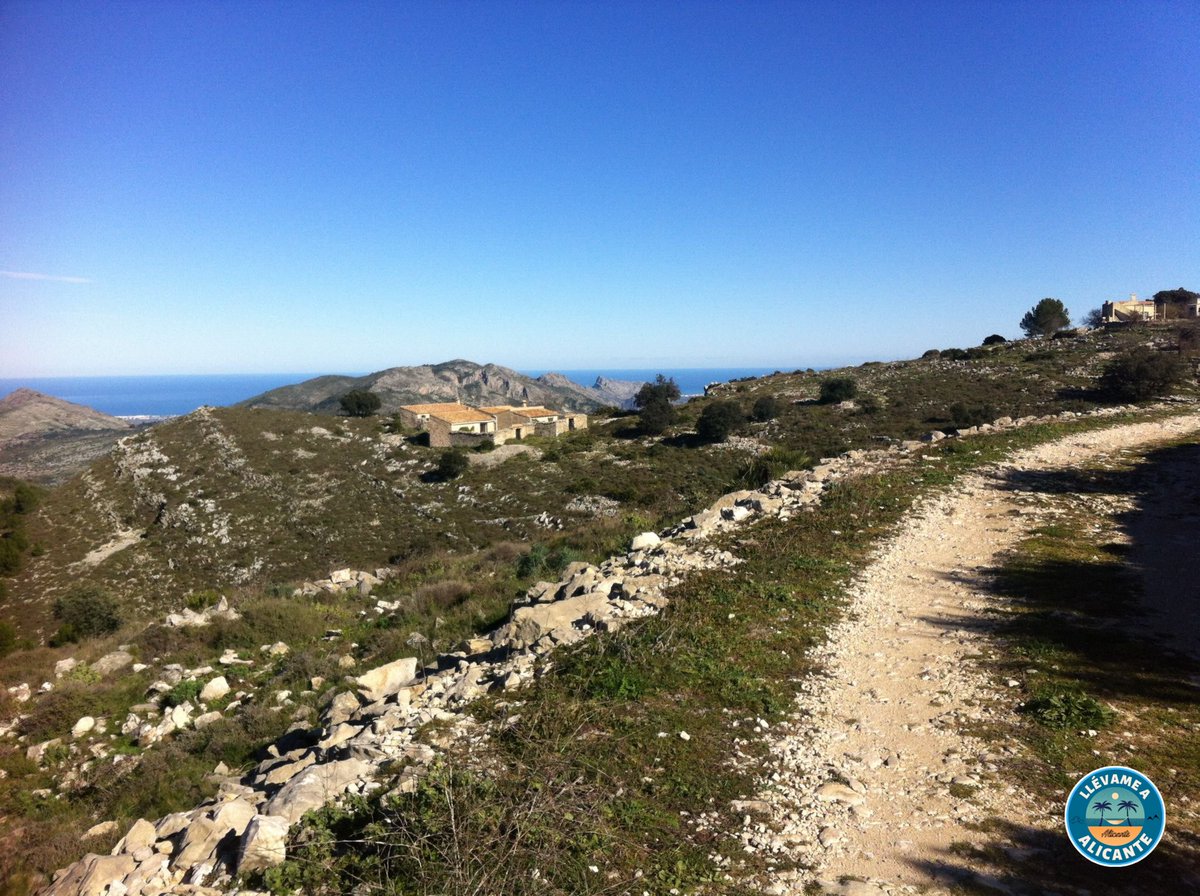 Llevamealicante's tweet photo. "Fleix, la catedral del senderismo. Entre viñas y montañas, cada paso es una plegaria a la naturaleza. "🚶♂️🌿💚
#llevameaalicante #Fleix #VallDeLaguar #naturaleza #nature #senderismo #bellezanatural #costablanca #comunitatvalenciana https://t.co/MG29saBmq8