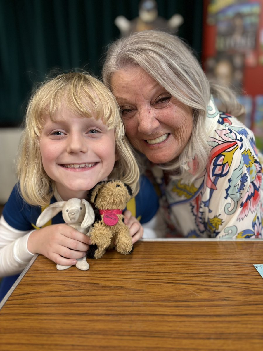 LittleWhoGirl's tweet photo. Lovely to see Polly aka the delightful Anneke Wills at Aldbourne yesterday!
She told LWG that she’s put a previous drawing up framed in her home and they chatted about being creative!
#DoctorWho #DevilsEnd @HonaleeMedia https://t.co/Nr9Gy9ZyXz