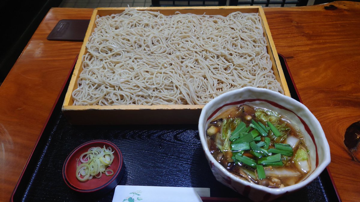 帰り。
安曇野のお煮かけそば（大）。
写真じゃ伝わりにくいがこのそば、めちゃくちゃ量多い。つけ汁は野菜たっぷりで美味い👍