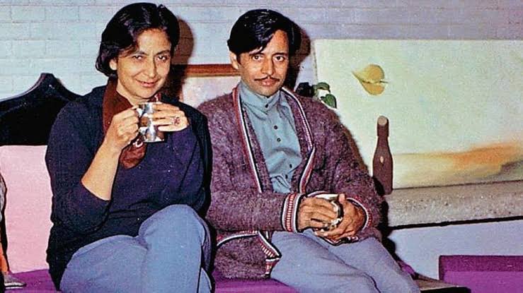 Literary Gharana | тАПтАОтАОтАОрд▓рд┐рдЯрд░реЗрд░реА рдШрд░рд╛рдирд╛ (@literarygharana) on Twitter photo рдЕрдореГрддрд╛ рдХрд╛ рдЗрдорд░реЛрдЬрд╝:
рдЕрдореГрддрд╛ рдФрд░ рдЗрдорд░реЛрдЬрд╝ рдХреА рдЖрдкрд╕ рдореЗрдВ рдЗрдЬрд╝реНрдЬрд╝рдд рдФрд░ рд╕рдордЭрджрд╛рд░реА рджреЗрдЦрд┐рдП рдХрд┐ рд╕рд╛рд▓реЛрдВ рддрдХ рдПрдХ рд╣реА рдШрд░ рдореЗрдВ рд╕рд╛рде рд░рд╣рдиреЗ рдХреЗ рдмрд╛рдж рднреА рджреЛрдиреЛрдВ рдЕрд▓рдЧ-рдЕрд▓рдЧ рдХрдорд░реЛрдВ рдореЗрдВ рд░рд╣рддреЗ рдереЗред рдЗрдорд░реЛрдЬрд╝ рдмрддрд╛рддреЗ рд╣реИ рдХрд┐ рдЕрдореГрддрд╛ рдХреЛ рд░рд╛рдд рдореЗрдВ рд▓рд┐рдЦрдиреЗ рдХреА рдЖрджрдд рдереА рдХреНрдпреЛрдВрдХрд┐ рдЙрд╕ рд╡рдХрд╝реНрдд рди рдХреЛрдИ рдЖрд╡рд╛рдЬрд╝ рд╣реЛрддреА рдереА, рди рдлреЛрди рдмрдЬрддрд╛ рдФрд░ рди рд╣реА рдХреЛрдИ рдЖрддрд╛-рдЬрд╛рддрд╛ред
рд╣рд╛рд▓рд╛рдВрдХрд┐ рдЕрдореГрддрд╛ рдХрд╛ рдЗрдорд░реЛрдЬрд╝:
рдЕрдореГрддрд╛ рдФрд░ рдЗрдорд░реЛрдЬрд╝ рдХреА рдЖрдкрд╕ рдореЗрдВ рдЗрдЬрд╝реНрдЬрд╝рдд рдФрд░ рд╕рдордЭрджрд╛рд░реА рджреЗрдЦрд┐рдП рдХрд┐ рд╕рд╛рд▓реЛрдВ рддрдХ рдПрдХ рд╣реА рдШрд░ рдореЗрдВ рд╕рд╛рде рд░рд╣рдиреЗ рдХреЗ рдмрд╛рдж рднреА рджреЛрдиреЛрдВ рдЕрд▓рдЧ-рдЕрд▓рдЧ рдХрдорд░реЛрдВ рдореЗрдВ рд░рд╣рддреЗ рдереЗред рдЗрдорд░реЛрдЬрд╝ рдмрддрд╛рддреЗ рд╣реИ рдХрд┐ рдЕрдореГрддрд╛ рдХреЛ рд░рд╛рдд рдореЗрдВ рд▓рд┐рдЦрдиреЗ рдХреА рдЖрджрдд рдереА рдХреНрдпреЛрдВрдХрд┐ рдЙрд╕ рд╡рдХрд╝реНрдд рди рдХреЛрдИ рдЖрд╡рд╛рдЬрд╝ рд╣реЛрддреА рдереА, рди рдлреЛрди рдмрдЬрддрд╛ рдФрд░ рди рд╣реА рдХреЛрдИ рдЖрддрд╛-рдЬрд╛рддрд╛ред
рд╣рд╛рд▓рд╛рдВрдХрд┐