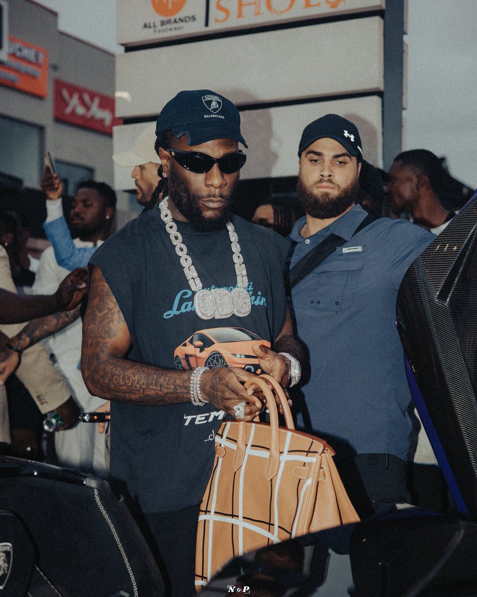 1BENNY7G's tweet photo. BURNA BOY IN FULL BALENCIAGA LAMBORGHINI EMBODIED FIT. 🔥 https://t.co/cD6tRnuFhd