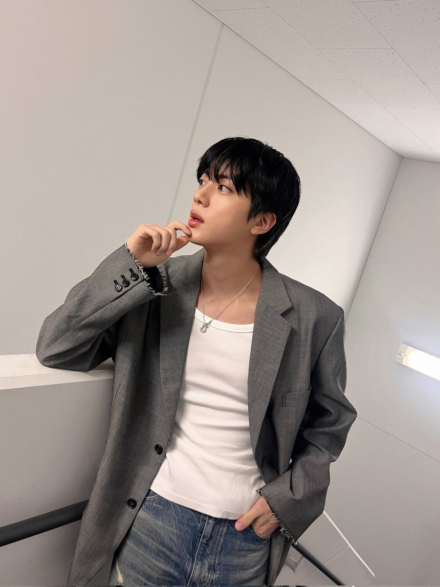 🫠🫠🫠🫠 Kim Seokjin, stob it! ( Please don't) 😍