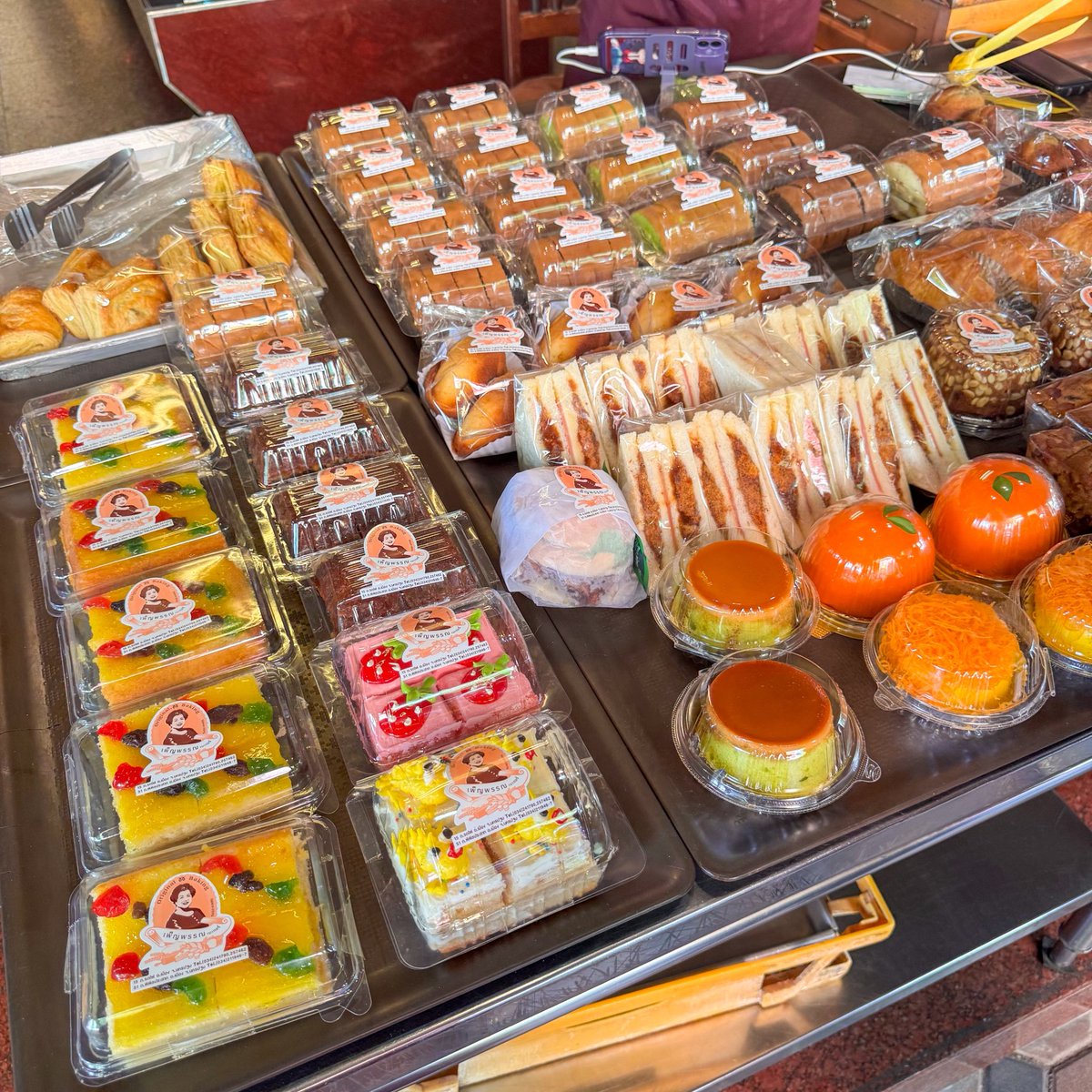 ถึงวันนี้จะไม่มีลูกค้าเข้ามาทาน 
แต่ร้านอาหารก็ยังตั้งใจเปิดรอคนมากินทุกวัน

ฟังแล้วก็รู้สึกใจหายนะ 
นี่เป็นอีกเหตุผลที่เราชอบแวะซื้อหลาย ๆ ร้าน 

วันนี้มาเดินหาอะไรกินที่ตลาดล่าง จ.นครปฐม
ของอร่อยเพียบเลยค่ะ

4 สหาย ร้านเจ๊ทิพย์หอยจ๊อ
ไส้กรอก กุนเชียง ไข่แดงเค็ม ไข่เยี่ยวม้า