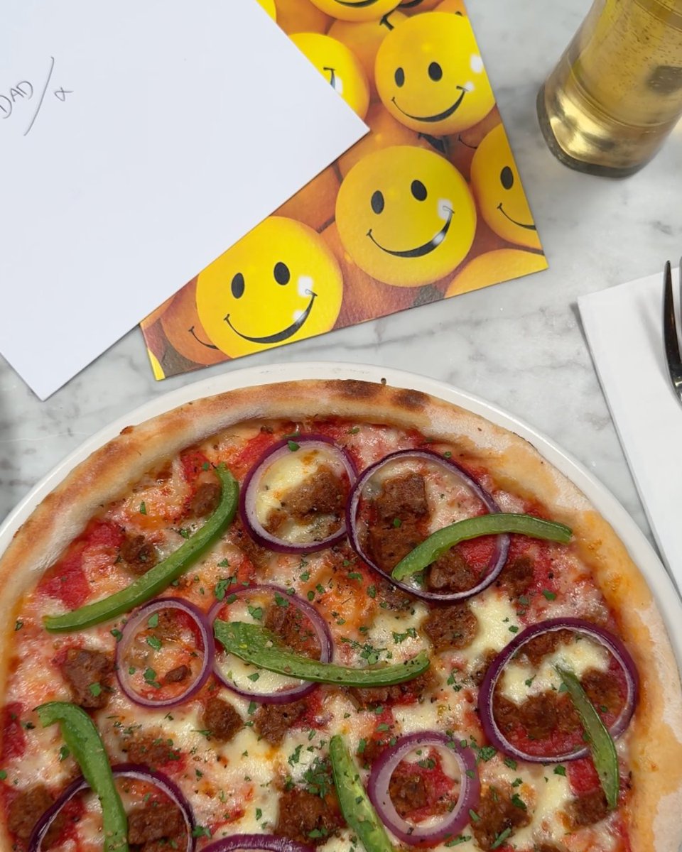PizzaExpress's tweet image. We know what Dad wants this Father's Day 😉.
You can also get a FREE drink with our Father's Day two & three course set menus between 13th - 15th June for only £25 or £28🍻.
Available on dine in only between 13-15th June. Full T&Cs: pizzaexpress.com/terms-and-cond…