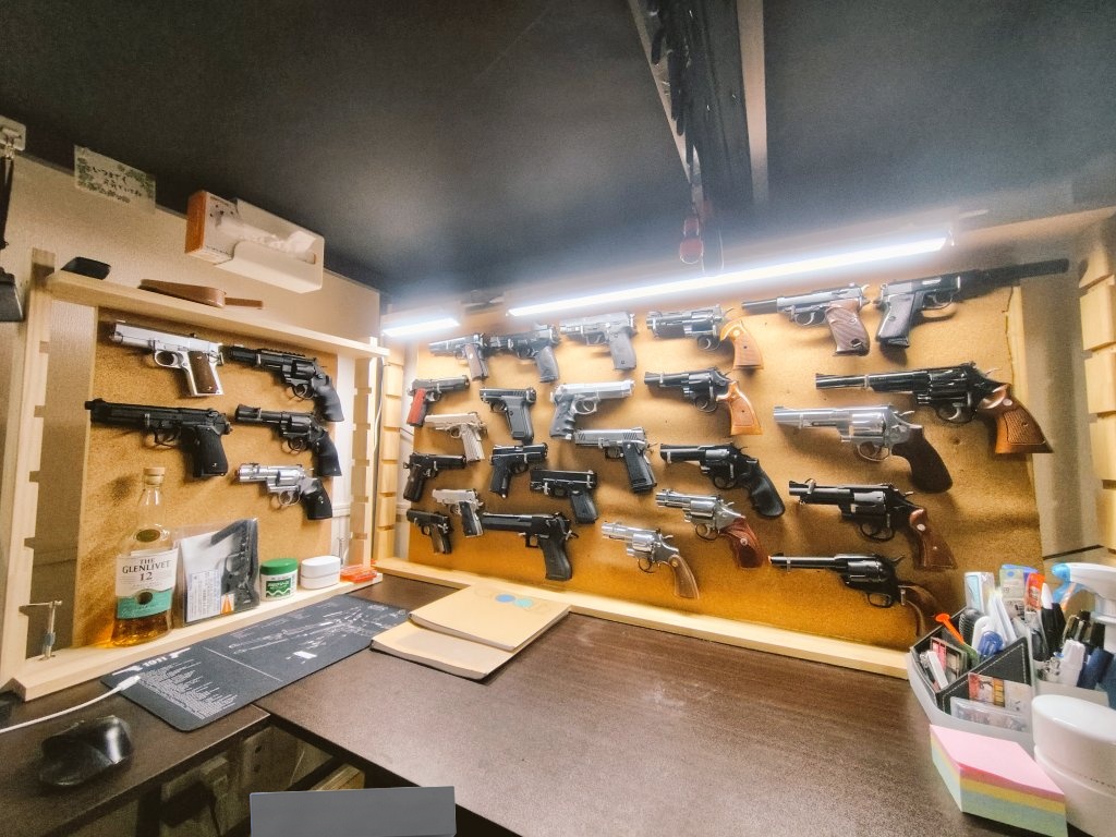 K726zzz's tweet photo. とても同じ一人暮らしのゴリラの部屋とは思えん！
ギャップが激しすぎるwww！！！
（数年ぶりの新居Ver. ） https://t.co/NdNOHgqWwr
