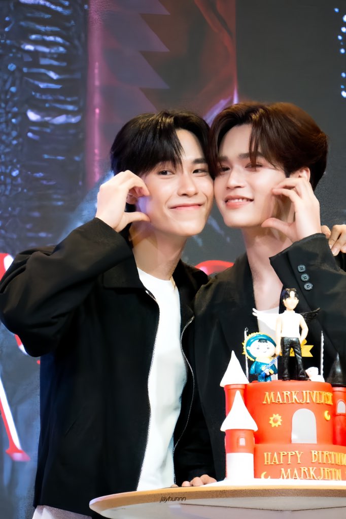 ระหว่างเจ้าของวันเกิด กับคนถือเค้ก สมการนี้ใครฟรินสุดดูเอา🫵🏻🤭💗

MARKJRTN 28TH BD
#Markjiverse28th
-   #JuniorMark