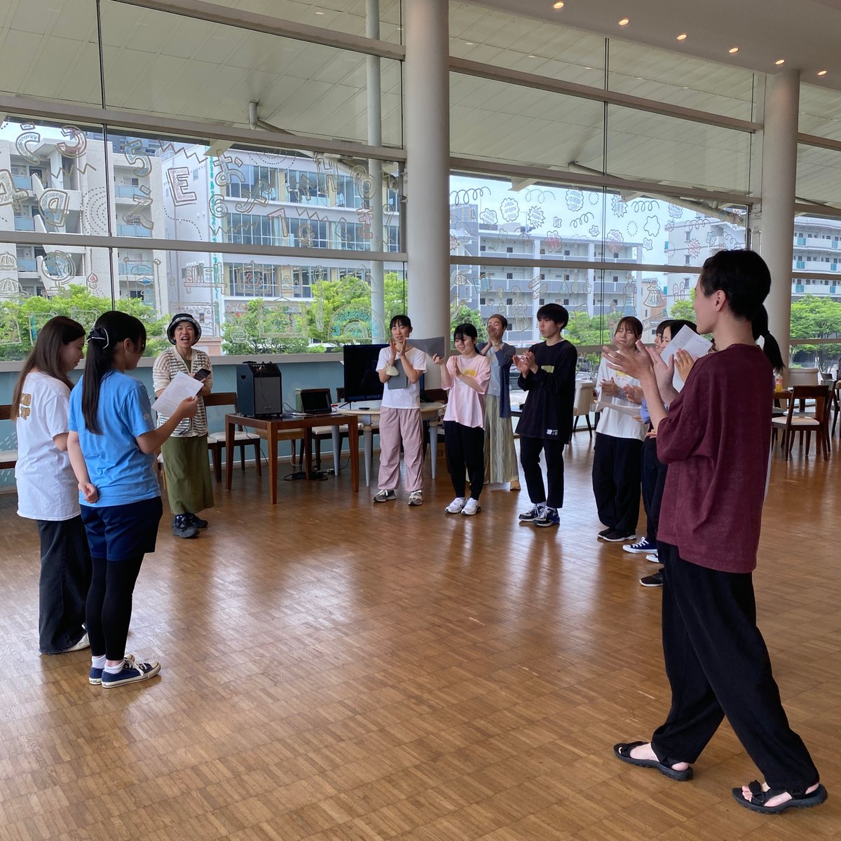 今日のミュー英は、静岡芸術劇場にて。2人1組になって"Seasons of Love"を発表。ロビーに元気な歌声が響きます🎶人前で歌うのが億劫でも、受け止めてくれる人がいればカラダはひらく！を実感。（丹）
#SPAC #SPAC演劇アカデミー