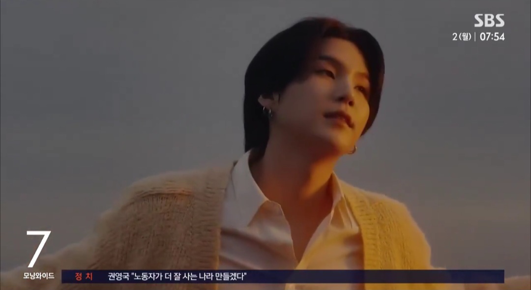 공중파에서 풀샷으로 예쁘게도 잡아줬네.

알아서 좀 꺼져라
길게 말하기도 귀찮다