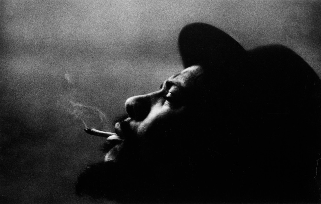 - Ce que Monk fut, ce qu’il vécut et pensa ne se formulait pas en mots. Nul ne saura le dire. Nul, sinon sa musique.

Jean-Louis Nicolaou (2022).
📷: W. Eugene Smith (v1960).