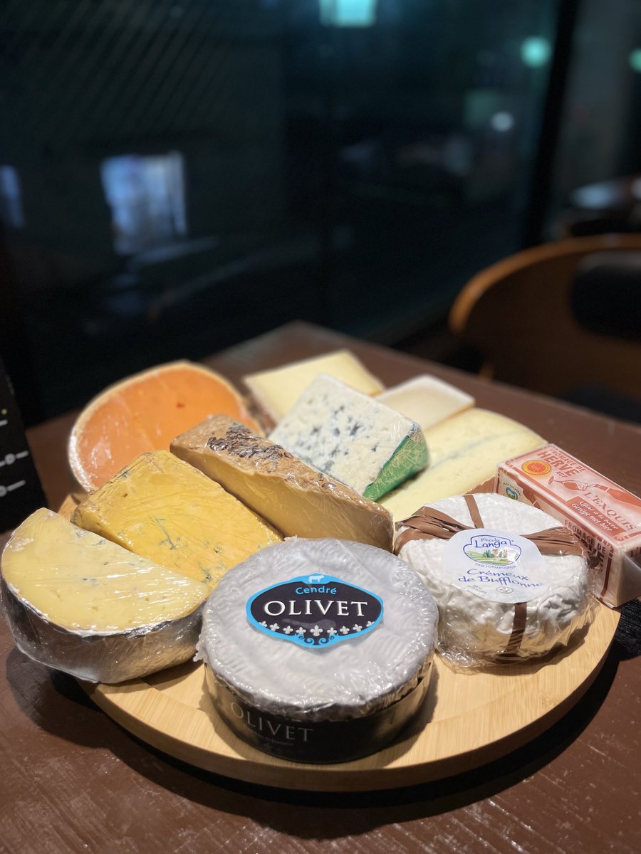 homemachida's tweet photo. 世界のチーズ＆イタリアン
営業18~29時
フランス、イタリア、スペインなどなどその時期に合わせて色々ナチュラルチーズを仕入れています
味わって見てください
 #BAR #チーズ #ウイスキー #町田居酒屋 #町田グルメ #町田イタリアン #ラクレット #町田チーズ #町田バー #町田ディナー  #町田イタリアン https://t.co/3IRT7sLHI5