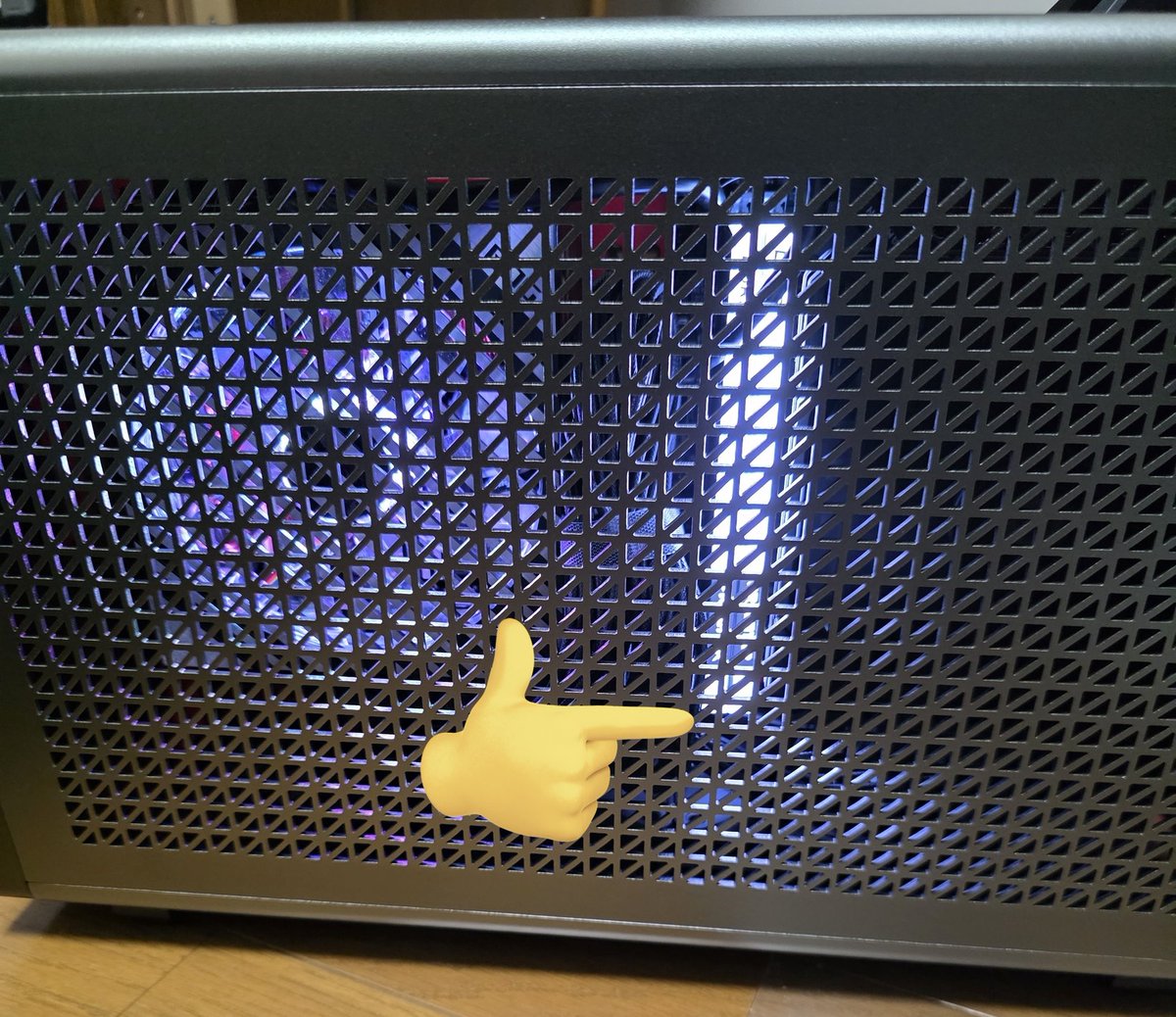 嫁のお仕事用PCスカスカのままですが中見えないからOKと言ってくれたのでそのまま設置完了しました。。
但し光るのが気が散るので嫌と言われたので唯一光ってたメモリーと電源の照明をオフにして満足いただけたようです(^_^;)
performance 1 m aventurineは超絶お気に入りになったのでもう1個注文✨