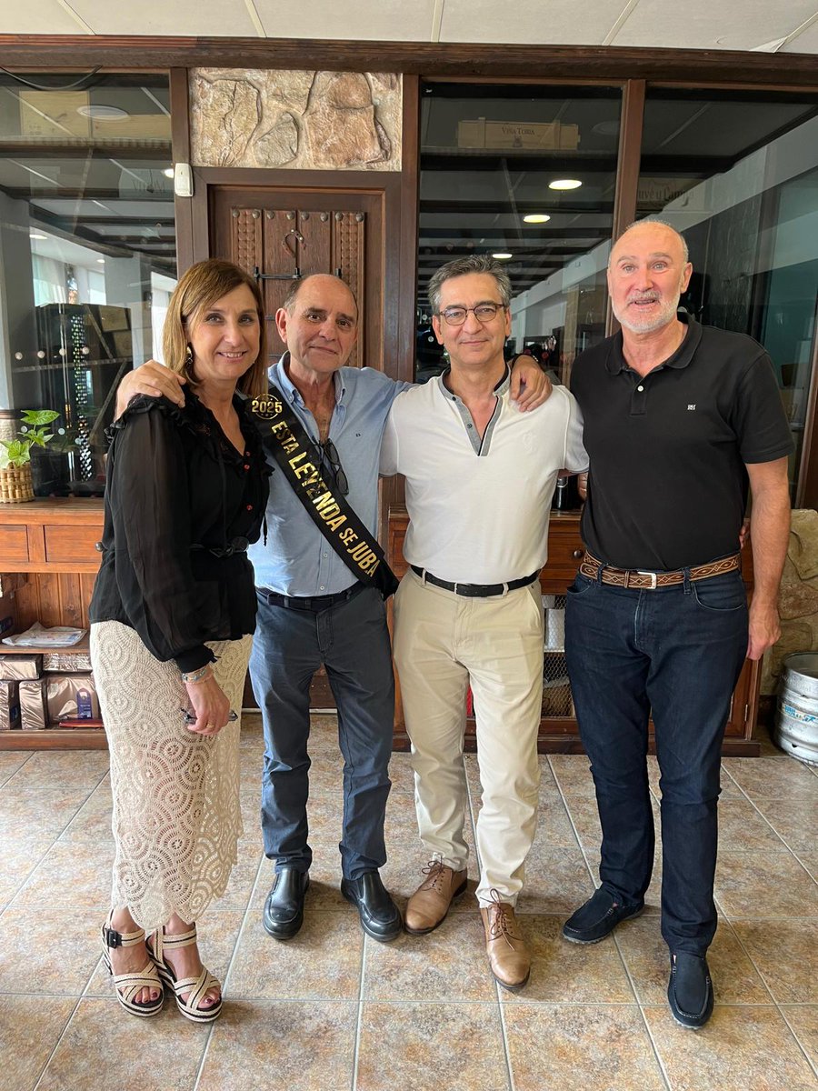 Digestivo Área Hospitalaria Costa del Sol (@digestivoascs) on Twitter photo Ayer celebramos la jubilación de nuestro compañero Gregorio García.
Con su vocación y dedicación ha dejado huella en todos los sitios que ha estado.
Gracias por tu entrega, por enseñarnos tanto y cuidar a tus pacientes.
¡Felicidades! Disfruta de esta etapa. 🫂😊
<a href="/ASCostadelSol/">Área Hospitalaria Costa del Sol</a> Ayer celebramos la jubilación de nuestro compañero Gregorio García.
Con su vocación y dedicación ha dejado huella en todos los sitios que ha estado.
Gracias por tu entrega, por enseñarnos tanto y cuidar a tus pacientes.
¡Felicidades! Disfruta de esta etapa. 🫂😊
<a href="/ASCostadelSol/">Área Hospitalaria Costa del Sol</a>