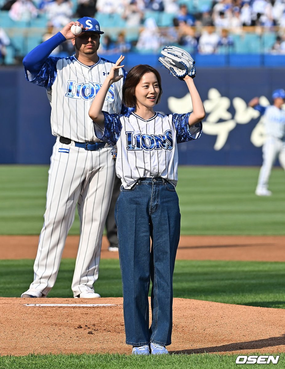 Kstyle_news's tweet photo. 【PHOTO】ムン・チェウォン、始球式に登場…キュートな笑顔で挨拶
https://t.co/b3V2bo0Ufr

#ムンチェウォン #문채원 https://t.co/9NKam2dbPZ
