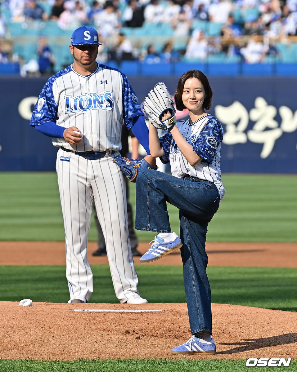 Kstyle_news's tweet photo. 【PHOTO】ムン・チェウォン、始球式に登場…キュートな笑顔で挨拶
https://t.co/b3V2bo0Ufr

#ムンチェウォン #문채원 https://t.co/9NKam2dbPZ