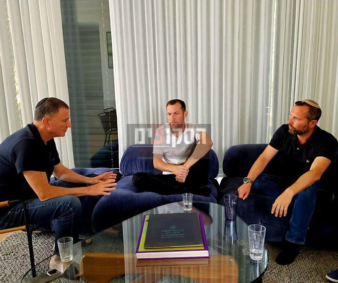 chamuda1001's tweet image. יש פה איסור כניסה עם נעליים?