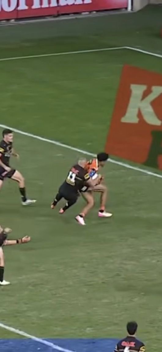 Leaving this right here <a href="/NRL/">NRL</a> - taking off from the ground like Superman to bring down a player in full flight. Screw your incoming empty apology, Annesley. If you had any shame you’d have been long gone. #NRLTigersPanthers