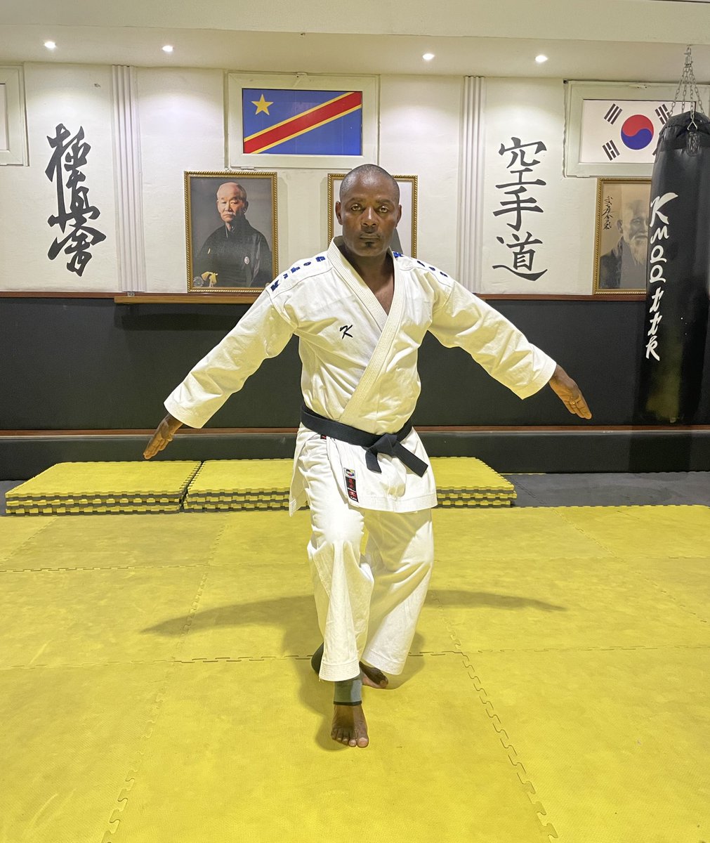 kwambatshingej's tweet photo. La beauté de l’art martial. 
Le neko ashi dashi, posture du chat, l’accent sur l’agilité et la rapidité. 
Caractérisée par un poids du corps principalement sur la jambe arrière. 
Posture utilisée pour l’esquive, la feinte et la préparation d’attaques rapides. 
Le karaté 🥋 et ses details font partie de notre quotidien, toutes les batailles de la vie ayant les mêmes règles. 
« Mens sana in corpore sano » dixit Juvenal, faisant allusion à un mode de  vie équilibré. 
✍️ le shidoshi.