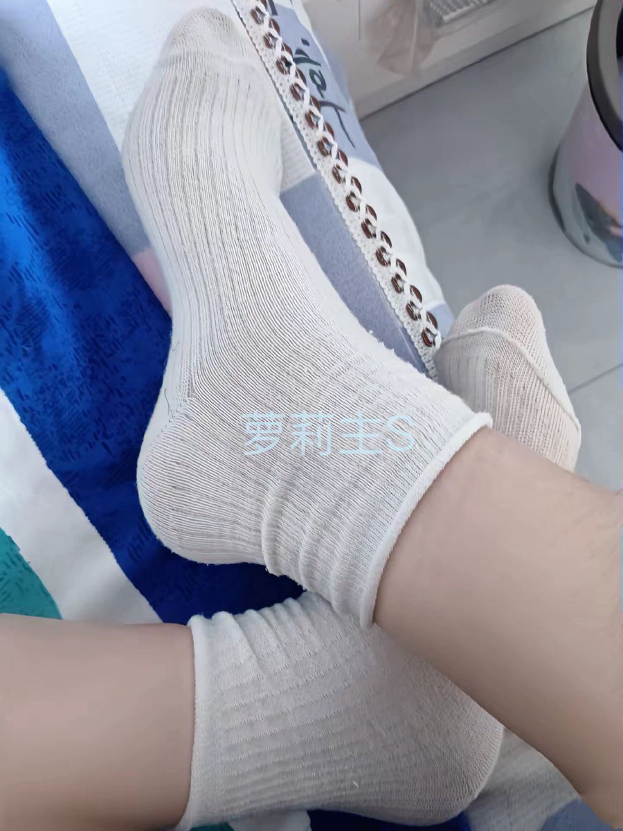 知道你喜欢偷偷的闻妈妈的袜子，你可真是变态呢，小贱狗